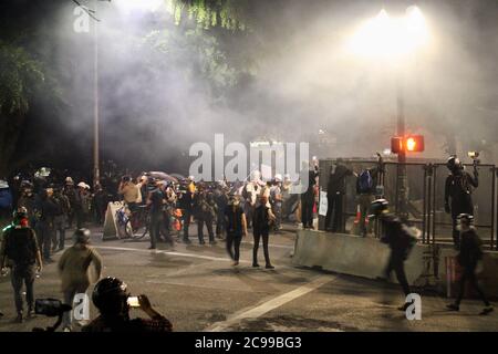 Portland, Oregon, États-Unis. 26 juillet 2020. Manifestations à Portland au Justice Centre. Des gaz lacrymogènes nocifs pénètrent dans l'air, ce qui incapacite toute personne qui les respire, y compris les manifestants de Black Lives, la presse, les observateurs juridiques, les mères et les vétérinaires, Et potentiellement causer des problèmes de santé à long terme avec la douleur et la souffrance exruciantes immédiates et une nouvelle signification au slogan de BLM que George Floyd a prononcé pour la première fois avant d'être assassiné par la police: 'I CAn't Breathe â Credit: Amy Katz/ZUMA Wire/Alay Live News Banque D'Images