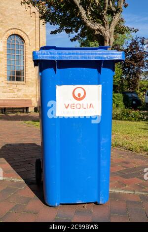 Conteneur de déchets Veolia. Veolia est une société transnationale française qui a des activités dans les domaines de la gestion de l'eau, de la gestion des déchets et des services énergétiques. Banque D'Images