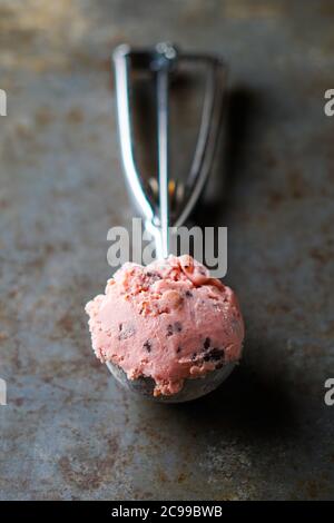 Crème glacée au chocolat et à la framboise Banque D'Images