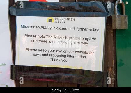Great Missenden, Buckinghamshire, Royaume-Uni. 28 juillet 2020. L'abbaye de Missenden dans la Grande Missenden reste temporairement fermée aux visiteurs à la suite de la pandémie du coronavirus. Crédit : Maureen McLean/Alay Banque D'Images