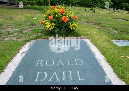 Great Missenden, Buckinghamshire, Royaume-Uni. 28 juillet 2020. Bien que le musée Roald Dahl de Great Missenden soit actuellement fermé, les visiteurs peuvent encore voir la tombe de l'auteur Roald Dahl dans le chantier naval du village. Crédit : Maureen McLean/Alay Banque D'Images