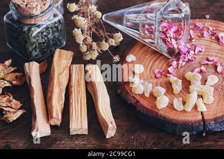 Palo Santo bâtons de Bursera graveolens (bois Saint) arbre sur l'autel de sorcière de wiccan, prêt pour le nettoyage de fumée énergie de dégagement de mauvaises vibes Banque D'Images