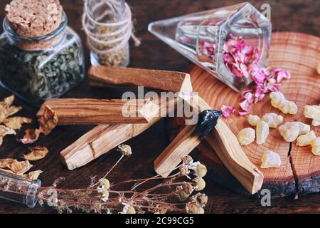 Palo Santo bâtons de Bursera graveolens (bois Saint) arbre sur l'autel de sorcière de wiccan, prêt pour le nettoyage de fumée énergie de dégagement de mauvaises vibes Banque D'Images