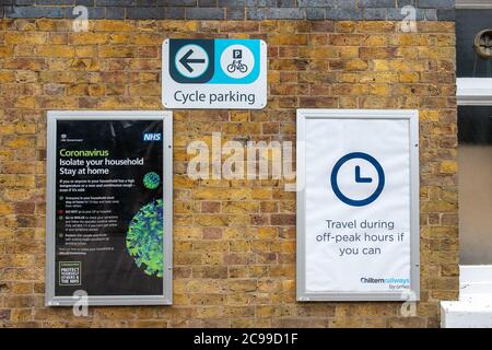 Wendover, Buckinghamshire, Royaume-Uni. 28 juillet 2020. Chiltern Railways coronavirus et Voyage pendant les heures creuses affiches à l'extérieur de la gare de Wendover. Crédit : Maureen McLean/Alay Banque D'Images