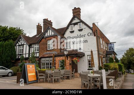 Wendover, Buckinghamshire, Royaume-Uni. 28 juillet 2020. Le Greene King Shoulder du pub de Mutton à Wendover a rouvert ses portes pour les affaires suite à la facilité de verrouillage du coronavirus. Crédit : Maureen McLean/Alay Banque D'Images