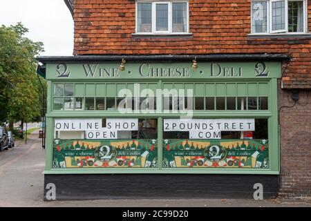 Wendover, Buckinghamshire, Royaume-Uni. 28 juillet 2020. Un magasin de vin, fromage et charcuterie à Wendover a rouvert pour le shopping en magasin en plus du shopping en ligne après l'assouplissement du blocage du coronavirus. Crédit : Maureen McLean/Alay Banque D'Images