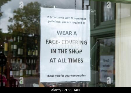 Wendover, Buckinghamshire, Royaume-Uni. 28 juillet 2020. Quelques magasins de Wendover ont des avis dans leurs fenêtres rappelant aux commerçants de porter des revêtements de visage pendant les achats. Crédit : Maureen McLean/Alay Banque D'Images