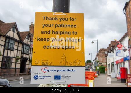 Wendover, Buckinghamshire, Royaume-Uni. 28 juillet 2020. Un merci de votre patience et de votre aide pour garder votre centre de village ouvert signe à Wendover, Buckinghamshire après le verrouillage du coronavirus. Crédit : Maureen McLean/Alay Banque D'Images