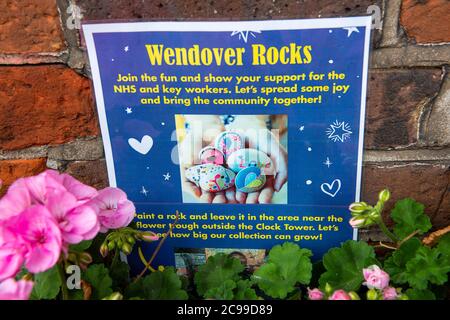 Wendover, Buckinghamshire, Royaume-Uni. 28 juillet 2020. Wendover Rocks. Des pierres peintes de couleurs vives restent dans le centre-ville de Wendover après le verrouillage du coronavirus, ce qui donne des messages de remerciement et d'espoir au NHS et aux principaux travailleurs. Crédit : Maureen McLean/Alay Banque D'Images