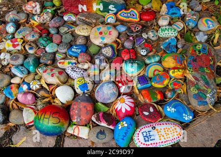 Wendover, Buckinghamshire, Royaume-Uni. 28 juillet 2020. Wendover Rocks. Des pierres peintes de couleurs vives restent dans le centre-ville de Wendover après le verrouillage du coronavirus, ce qui donne des messages de remerciement et d'espoir au NHS et aux principaux travailleurs. Crédit : Maureen McLean/Alay Banque D'Images