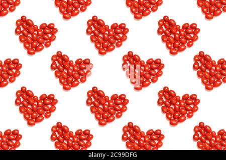 Motif de petites tomates cerises en forme de coeur. Concept d'amour et symbole d'une alimentation saine. Pose à plat. Pour t-shirt, cartes de vœux, Banque D'Images