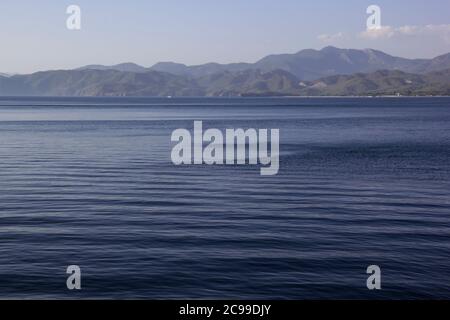 Vague bleue dans la mer Méditerranée sur fond de chaîne de montagnes Banque D'Images