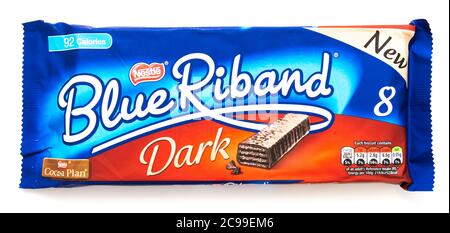 Biscuits au chocolat noir Nestle Blue Riband sur fond blanc Banque D'Images