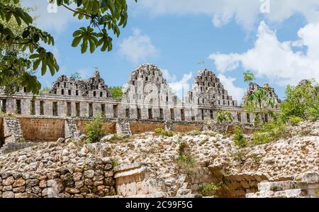 Murs détruits dans la région de Dovecote à Uxmal, une ancienne ville maya et site archéologique près de Merida, Yucatan, Mexique Banque D'Images