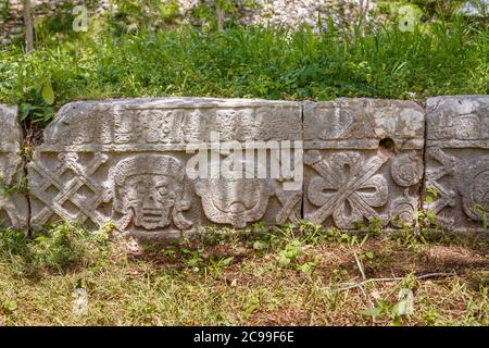 Détails des sculptures murales avec un crâne et des os croisés à Uxmal, une ancienne ville maya et site archéologique près de Merida, Yucatan, Mexique Banque D'Images