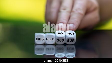 Symbole de 300 euros pour chaque enfant pour soutenir les familles en Allemagne pendant la crise corona. Les dés forment l'expression allemande 'Bonus Kindergeld 300 EUR' Banque D'Images