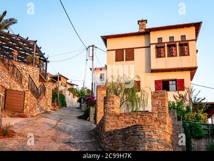 Demeures d'Afissos, un petit village sur les pentes du Mont Pélion, Grèce. Banque D'Images