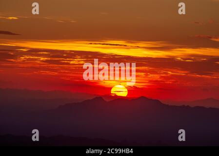 Le soleil se couche en juillet à l'ouest des montagnes de Santa Catalina, comme on l'a vu depuis le Mont Lemmon, la forêt nationale de Coronado, le désert de Sonoran, été Banque D'Images