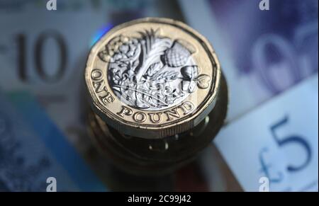 BRITISH UNE LIVRE PIÈCE AVEC L'ARGENT RE L'ÉCONOMIE RÉCESSION REVENU EMPLOIS SALAIRES CORONAVIRUS ETC ROYAUME-UNI Banque D'Images
