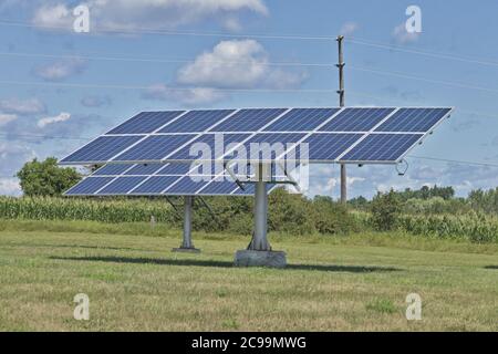 Panneaux solaires industriels dans un champ agricole Banque D'Images