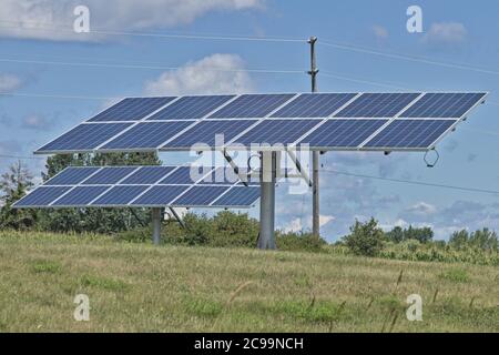 Panneaux solaires industriels dans un champ agricole Banque D'Images