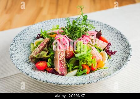 Une salade de filet de thon avec de la laitue et des légumes Banque D'Images