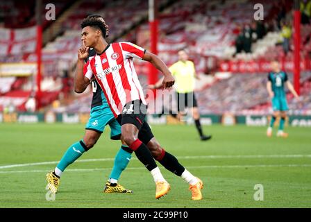 Ollie Watkins, de Brentford, célèbre le premier but de sa partie lors du match de demi-finale de la deuxième jambe du championnat Sky Bet à Griffin Park, Londres. Banque D'Images