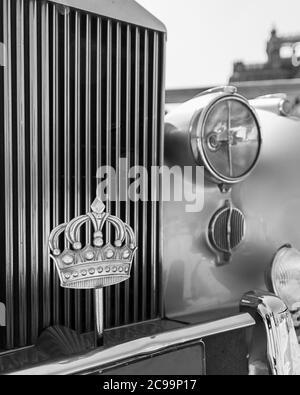 Le Caire, Egypte- juillet 29 2020: 1945 Rolls Royce voiture avec la couronne royale de Jordanie, appartenait au roi Husayn quand il était étudiant à Alexandria Victoria College, exposé en face du Baron Empain Palace Banque D'Images