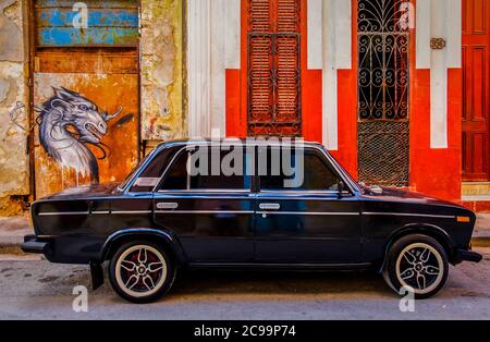 La Havane, Cuba, le 2019 juillet, voiture noire Lada 1600 garée devant les graffitis représentait une chimère dans la partie la plus ancienne de la capitale Banque D'Images