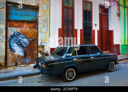 La Havane, Cuba, le 2019 juillet, voiture noire Lada 1600 garée devant les graffitis représentait une chimère dans la partie la plus ancienne de la capitale Banque D'Images