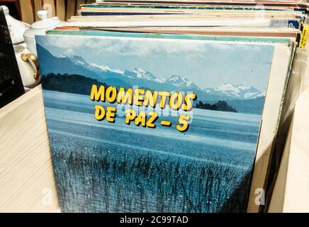 Moments de paix (moments de paix) vinyle dans une boutique de charité Banque D'Images