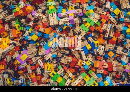 Chongqing, Chine - août 2019 : pile de jouets de voiture transformatrice en bois colorés à vendre dans les boutiques de souvenirs Banque D'Images