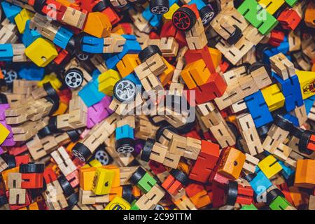 Chongqing, Chine - août 2019 : pile de jouets de voiture transformatrice en bois colorés à vendre dans les boutiques de souvenirs Banque D'Images