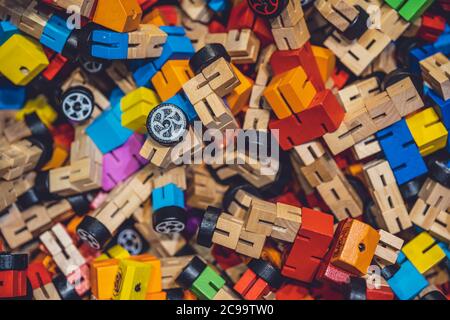 Chongqing, Chine - août 2019 : pile de jouets de voiture transformatrice en bois colorés à vendre dans les boutiques de souvenirs Banque D'Images