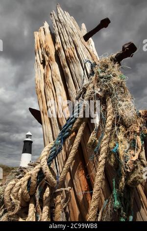 Défenses de la mer en bois et phare en sursaut à la pointe de sursaut, près de Kilnsea, East Yorkshire, Royaume-Uni. Banque D'Images