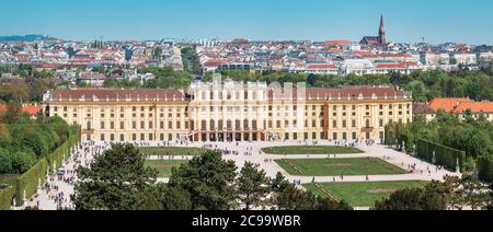 Beau parc autour du palais Schönbrunn à Vienne, Autriche Banque D'Images