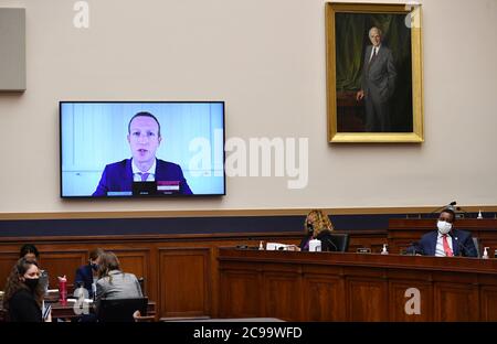 Washington, États-Unis. 29 juillet 2020. Le PDG de Facebook, Mark Zuckerberg, témoigne devant le sous-comité judiciaire de la Chambre sur le droit antitrust, commercial et administratif au Capitole des États-Unis à Washington, DC, le 29 juillet 2020. Le comité étudie la puissance d'Amazon, d'Apple, de Facebook et de Google en entendant des témoignages de leurs PDG. Photo de piscine par Mandel Ngan/UPI crédit: UPI/Alay Live News Banque D'Images