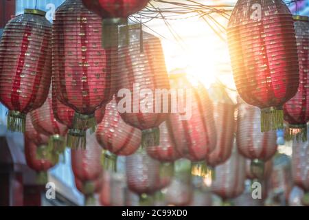 Feng Huang, Chine - août 2019 : variété de lanternes chinoises colorées accrochées à des bâtiments dans une ruelle étroite de la vieille ville Banque D'Images