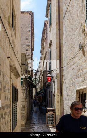 Touristes dans les rues de la vieille ville de Dubrovnik Banque D'Images