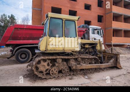 Bulldozer sur chantier en hiver Banque D'Images