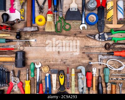 Outils de construction sur fond en bois. Cadre de l'outil. Banque D'Images