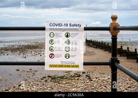 Hunstanton, Norfolk, Angleterre, Royaume-Uni - 25 juillet 2020 : panneau de sécurité Covid-19 sur la plage par une journée d'été nuageuse. Banque D'Images