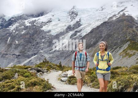 Les routards de la Nouvelle-Zélande piétinent sur le Mont Cook / Aoraki Hooker Valley voyage. Randonneurs randonnée pédestre sur Hooker Valley Track. Recouvert de neige Banque D'Images