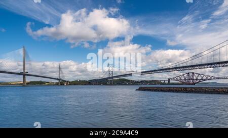 Les trois Forth Bridges offrent une vue impressionnante de l'autre côté du Firth of Forth, ainsi que des liaisons de transport routier et ferroviaire entre Edinburg Banque D'Images