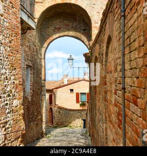 Rue médiévale dans la ville de Santarcangelo di Romagna, province de Rimini, Italie. Paysage urbain italien Banque D'Images