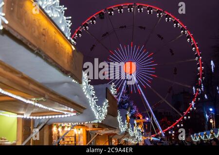 BRUXELLES, BELGIQUE - 31 DÉCEMBRE 2018 : vue de nuit de la grande roue de Noël à Bruxelles, Belgique, le 31 décembre 2018. Banque D'Images