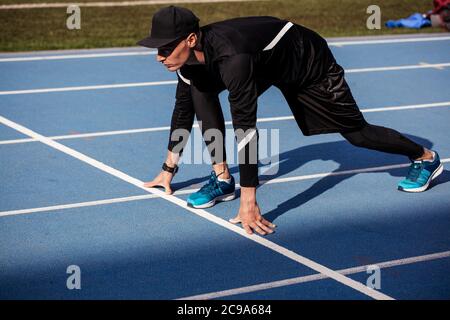 le jeune sportif ambitieux est prêt pour le sprint. vue latérale plein écran photo. espace de copie Banque D'Images