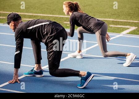 l'équipe de sportifs est prête pour une course sur une courte distance. determination concept, full-long side view shot Banque D'Images