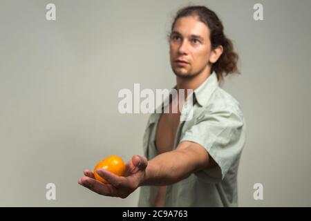 Portrait d'un bel homme barbu aux cheveux longs Banque D'Images