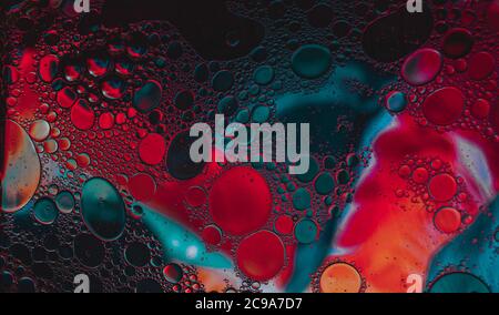 Photo artistique de bulles d'eau sur verre avec des couleurs vives arrière-plan Banque D'Images